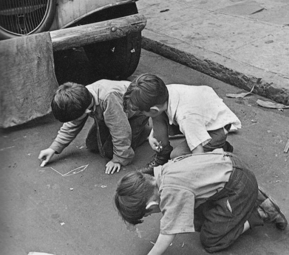 The Chalking kids of New York: Photo Helen Levitt (1938-1948)
